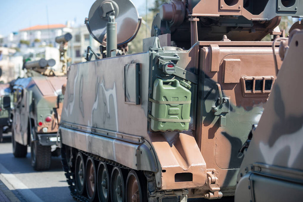 M113 panssarivaunu APC, sotilasparaati. Sota-ase, naamiointi väri jäljittää ajoneuvon, lähikuva näkymä. Armeijan kone taisteluun ja puolustukseen - Valokuva, kuva