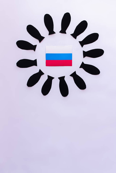 Horní pohled na ruskou vlajku a rám z papírových bomb na bílém pozadí  - Fotografie, Obrázek