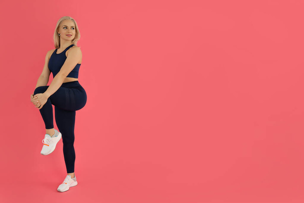 Konzept eines gesunden Lebensstils mit sportlicher Frau auf rosa Hintergrund - Foto, Bild
