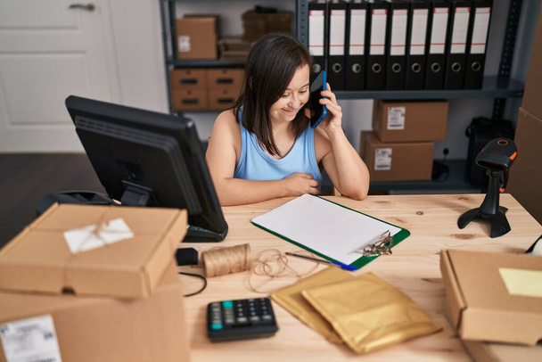 Down syndrom žena ekommerce obchodní pracovník mluví na smartphone v kanceláři - Fotografie, Obrázek