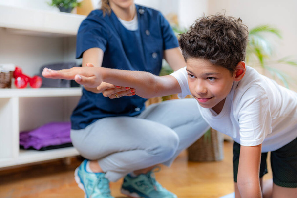 Školení dětí s fyzioterapeutem pro zlepšení rovnováhy - Fotografie, Obrázek