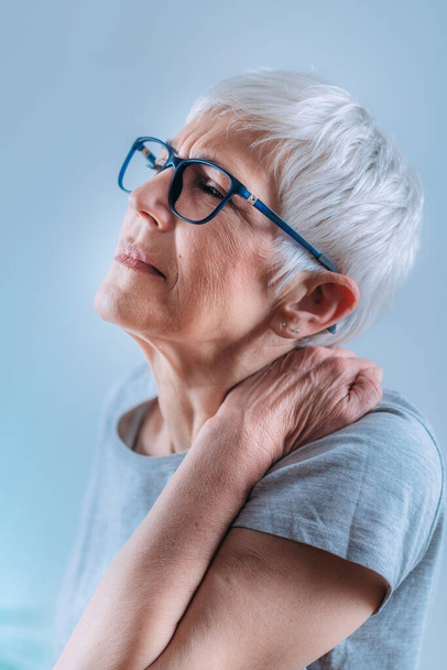 Senior Woman with Shoulder Pain - Foto, Imagem