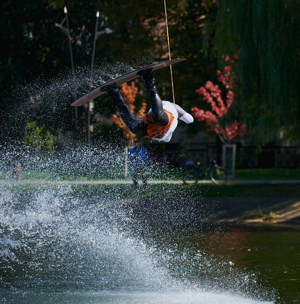 Jovem surfista se divertindo wakeboarding no parque a cabo. - Foto, Imagem