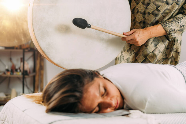 Tamburo per terapia sonora. Suonare il tamburo nativo americano nella terapia di guarigione del suono   - Foto, immagini