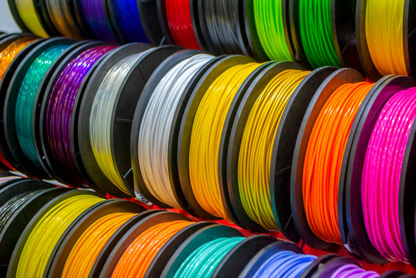 Filamenti multicolori di plastica per la stampa su stampante 3D primo piano - Foto, immagini