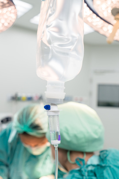 Dar líquido intravenoso durante la operación
 - Foto, Imagen