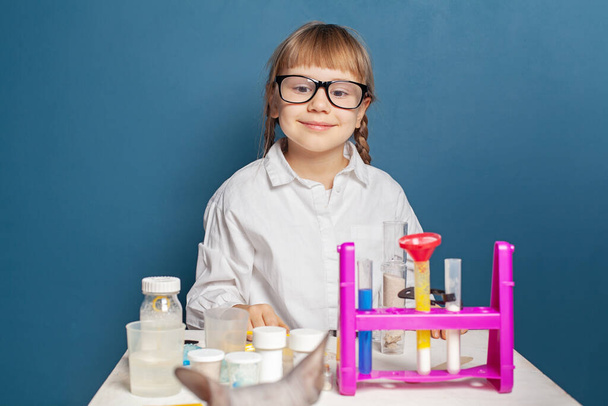 Έξυπνο κορίτσι με επιστημονικό εργαστηριακό πείραμα. Επιστήμη και εκπαίδευση - Φωτογραφία, εικόνα