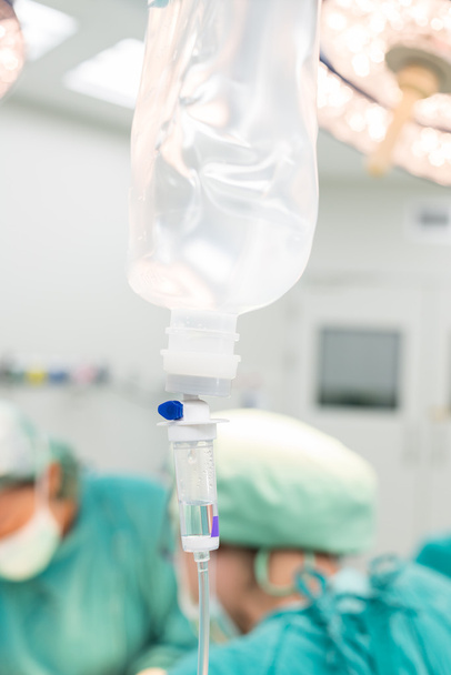 Dát nitrožilní tekutiny během operace - Fotografie, Obrázek