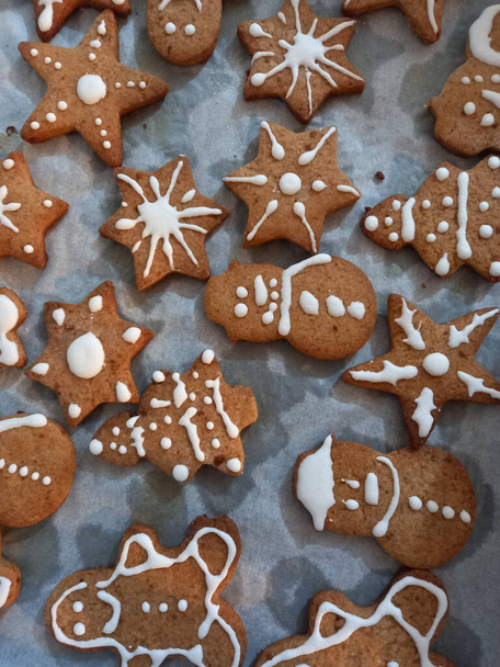 hombres de jengibre y galletas en forma de estrella galletas al horno de alimentos - Foto, Imagen