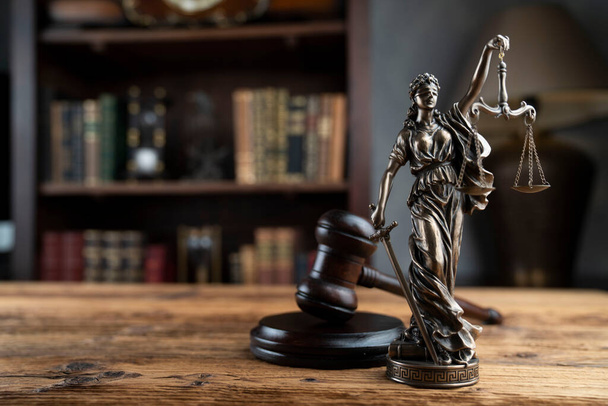 Ufficio dell'avvocato. Composizione di simboli di legge: giavellotto di giudici, scultura di Themis e libri legali. - Foto, immagini