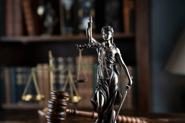 Oficina de abogados. Composición de los símbolos de la ley: martillo de jueces, escultura temática y libros legales. - Foto, Imagen