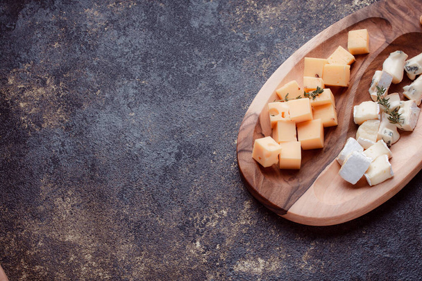 Set de quesos con miel sobre tabla de madera - Foto, imagen