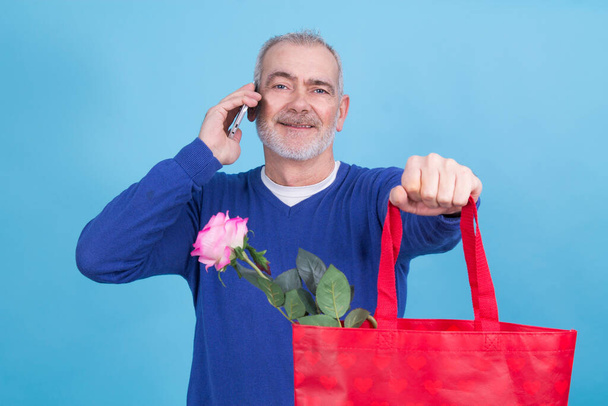 man doing online shopping on valentines day mobile phone - Foto, Bild