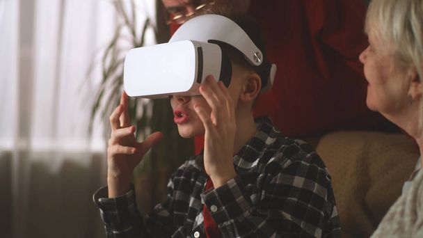 Adolescent préparant casque VR près des grands-parents - Photo, image