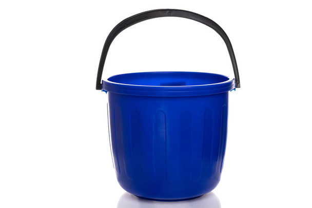 prázdný modrý plastový kbelík s černou rukojetí na bílém izolovaném pozadí - Fotografie, Obrázek