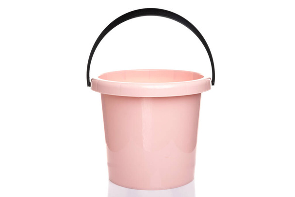 světle modrý plastový kbelík s černou rukojetí na bílém pozadí - Fotografie, Obrázek