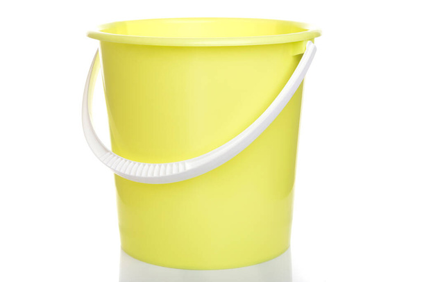 prázdný citron-barevný plastový kbelík s bílou rukojetí na izolovaném pozadí - Fotografie, Obrázek