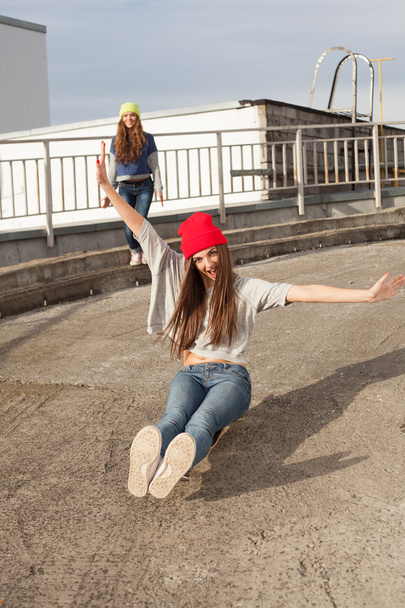 Two young  longboarding girl friends - Zdjęcie, obraz