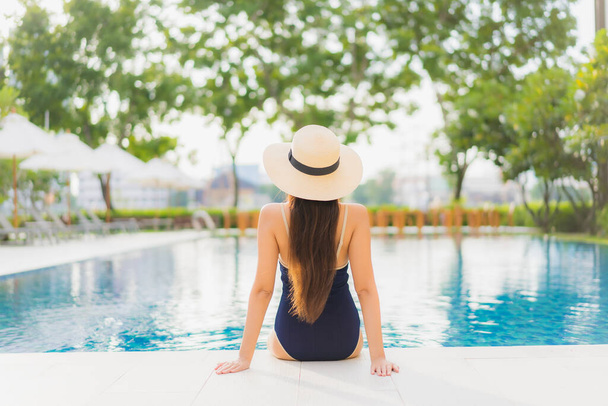 Retrato bonito jovem asiático mulher relaxar sorriso ao redor piscina ao ar livre no hotel resort em férias viagens - Foto, Imagem