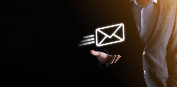 Email marketing e newsletter concettuale.Contattaci tramite newsletter email e proteggi i tuoi dati personali dal concetto di spam mail.Schema di vendita diretta in azienda. Elenco dei clienti per mailing - Foto, immagini