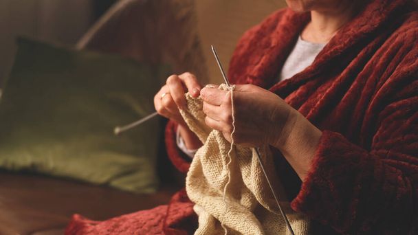 作物高齢者女性編み物オンソファ - 写真・画像