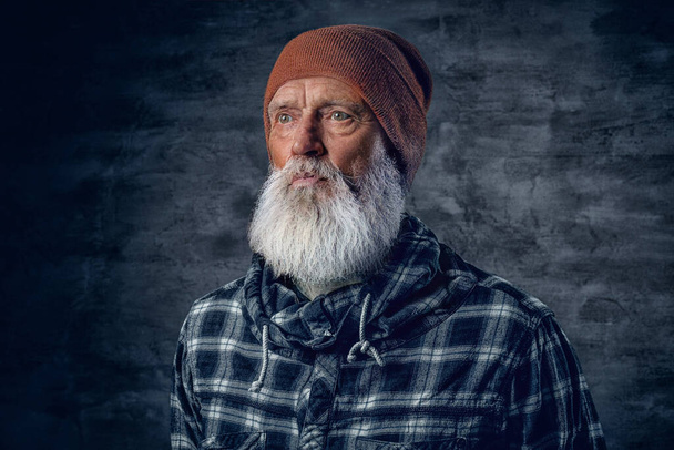 Kopfschuss eines älteren Hipsters in kariertem Hemd und Mütze - Foto, Bild