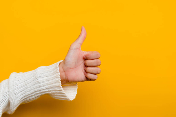 like showing thumbs up say you are the best Show approval signal, suggest something, copy space for your ad content. - Foto, afbeelding