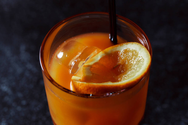 Ποτό τεκίλα Σάνραϊζ. Δροσιστικό αλκοολούχο κοκτέιλ με πορτοκάλι και γρεναδίνη. - Φωτογραφία, εικόνα