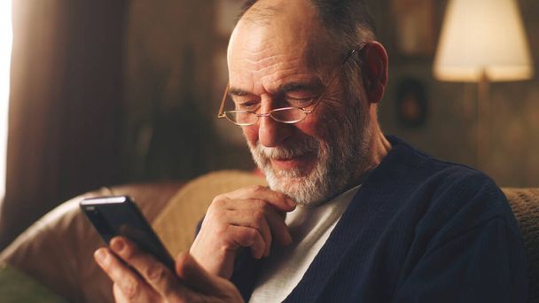 Vanhempi mies älypuhelimen nauraa - Valokuva, kuva