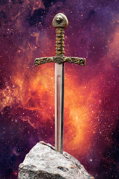 Экскалибур, мифический меч в камне короля Артура
 - Фото, изображение