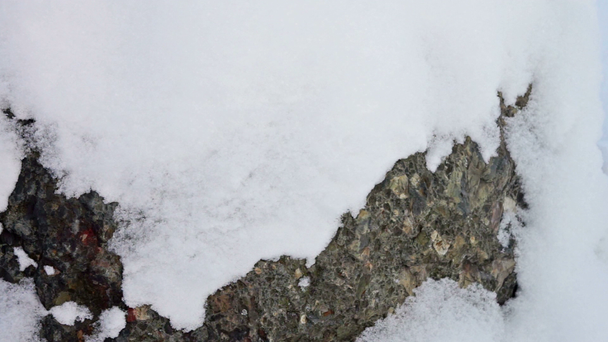 Žulový kámen povrchu pokryté sněhem - Záběry, video