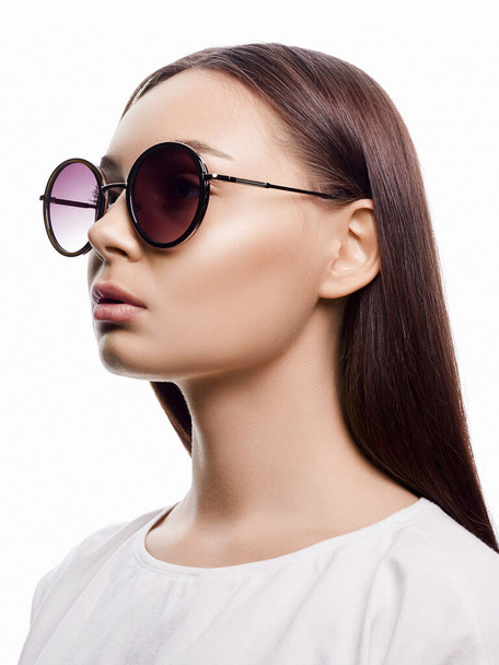 retrato de moda de mulher bonita em óculos de sol. menina de beleza em óculos da moda - Foto, Imagem