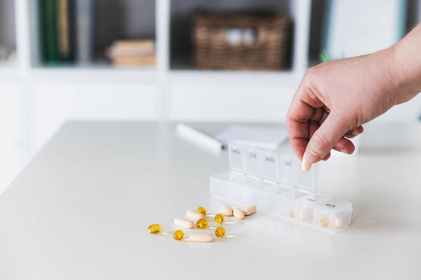 Orvosi tabletta doboz tabletta adagok napi vegye gyógyszer gyógyszerekkel, kapszulákkal - Fotó, kép