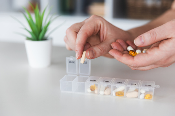 Lääketieteellinen pilleri laatikko tabletin annoksilla päivittäin ottaa lääkettä huumeita, kapseleita - Valokuva, kuva