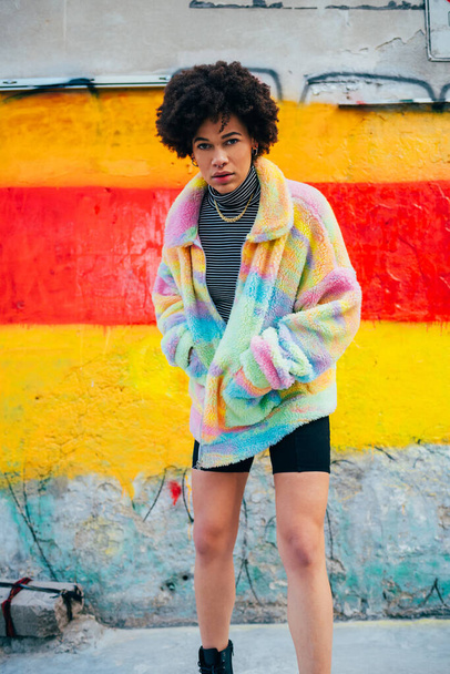 Стильна чорношкіра молода жінка позує на відкритому повітрі модне прохолодне ставлення
 - Фото, зображення