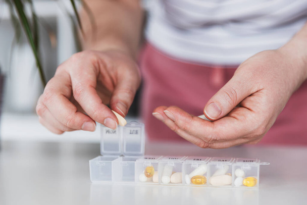 Медична коробка таблеток з таблетками для щоденного прийому ліків з наркотиками, капсулами
 - Фото, зображення