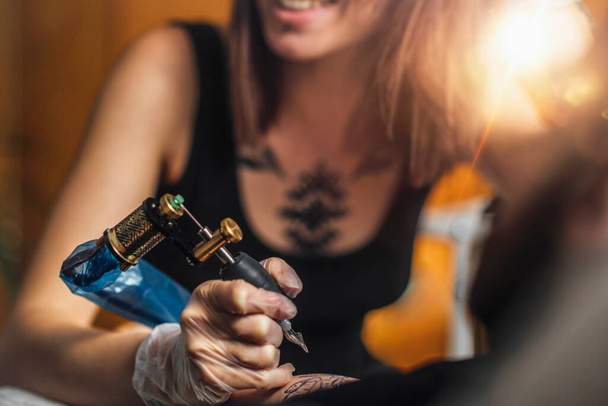Tatuagem feminina tatuador mans braço em estúdio  - Foto, Imagem