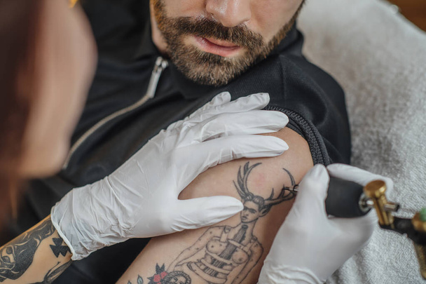 Tetoválási folyamat tetováló stúdióban - Fotó, kép