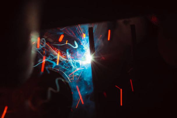 welding metal with sparks and smoke  - Foto, afbeelding