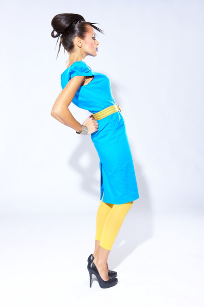 Jeune femme modèle en robe bleue verte penché
 - Photo, image