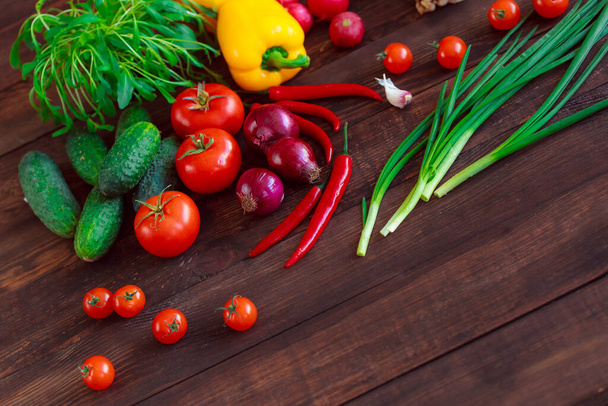 Υγιεινή διατροφή. Νωπά λαχανικά σε ξύλινο τραπέζι - Φωτογραφία, εικόνα