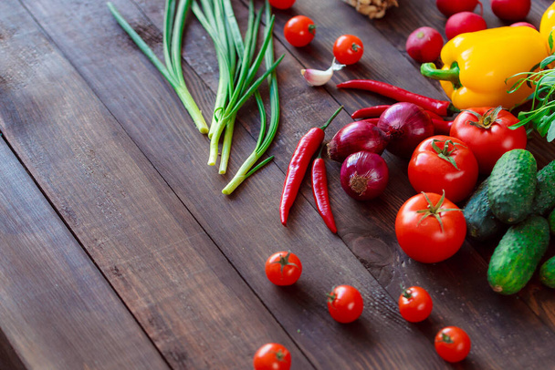 Dieta saludable. Verduras frescas sobre mesa de madera - Foto, Imagen