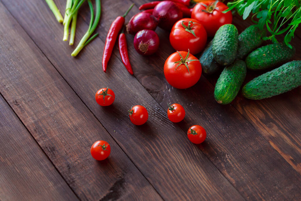 Здоровое питание. Свежие овощи на деревянном столе - Фото, изображение