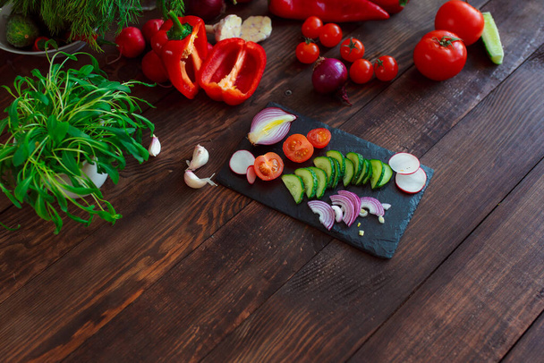 Healthy diet. Sliced vegetables on a cutting board. - Foto, afbeelding