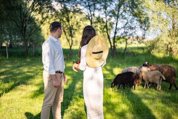 nice portrait of beautiful and young groom and bride outdoors - Foto, afbeelding