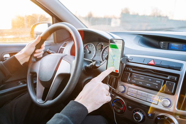 Navigation automatisches Kartensystem. Globales Ortungssystem auf Smartphone-Bildschirm im Auto auf der Straße. GPS-Navigation mit Smartphone-Applikationssystem - Foto, Bild