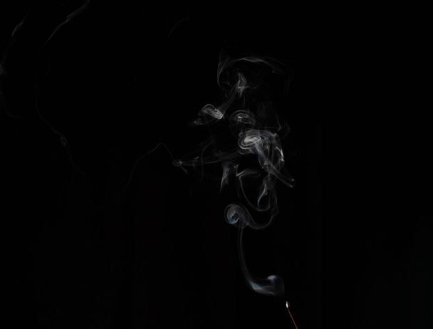 rook op een zwarte achtergrond - Foto, afbeelding