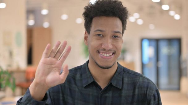 Hombre afroamericano saludando, dando la bienvenida - Foto, Imagen