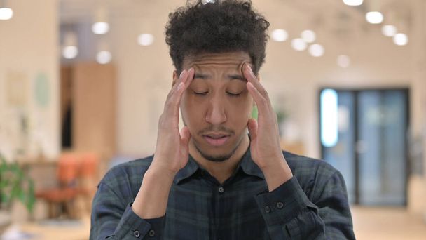 Afrikkalainen amerikkalainen mies, jolla on päänsärky - Valokuva, kuva