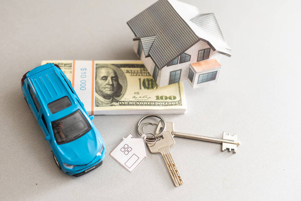 säästää rahaa pieni lelu auton asuntolaina käsite rahoittaa kasvua ja omaisuutta harmaa taustataulukko - Valokuva, kuva